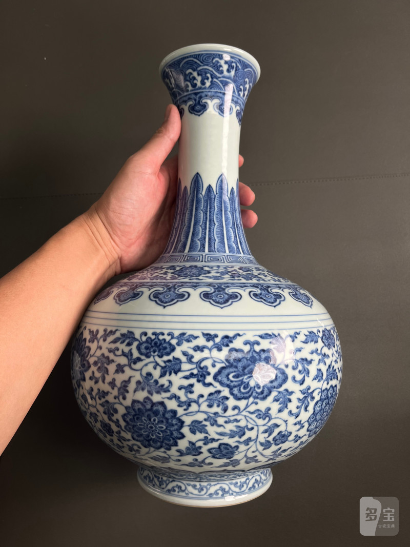 清乾隆  青花缠枝莲纹赏瓶 - 图12